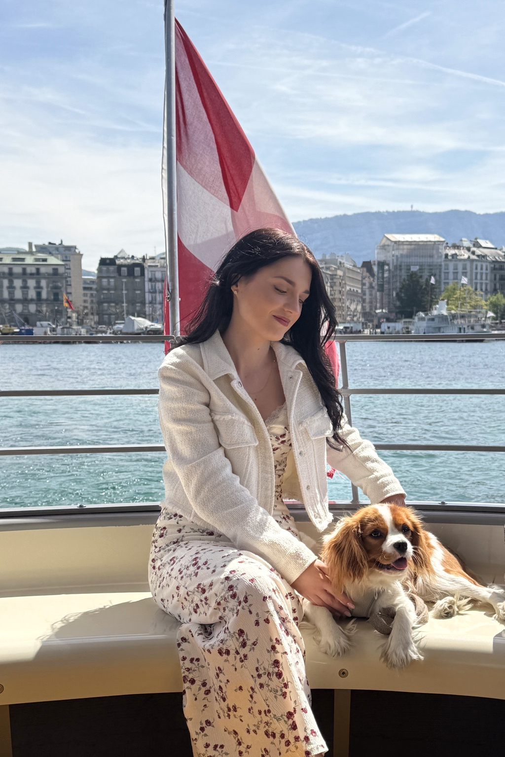 Elodie Moran avec Lily à bord d’un bateau sur le lac Léman